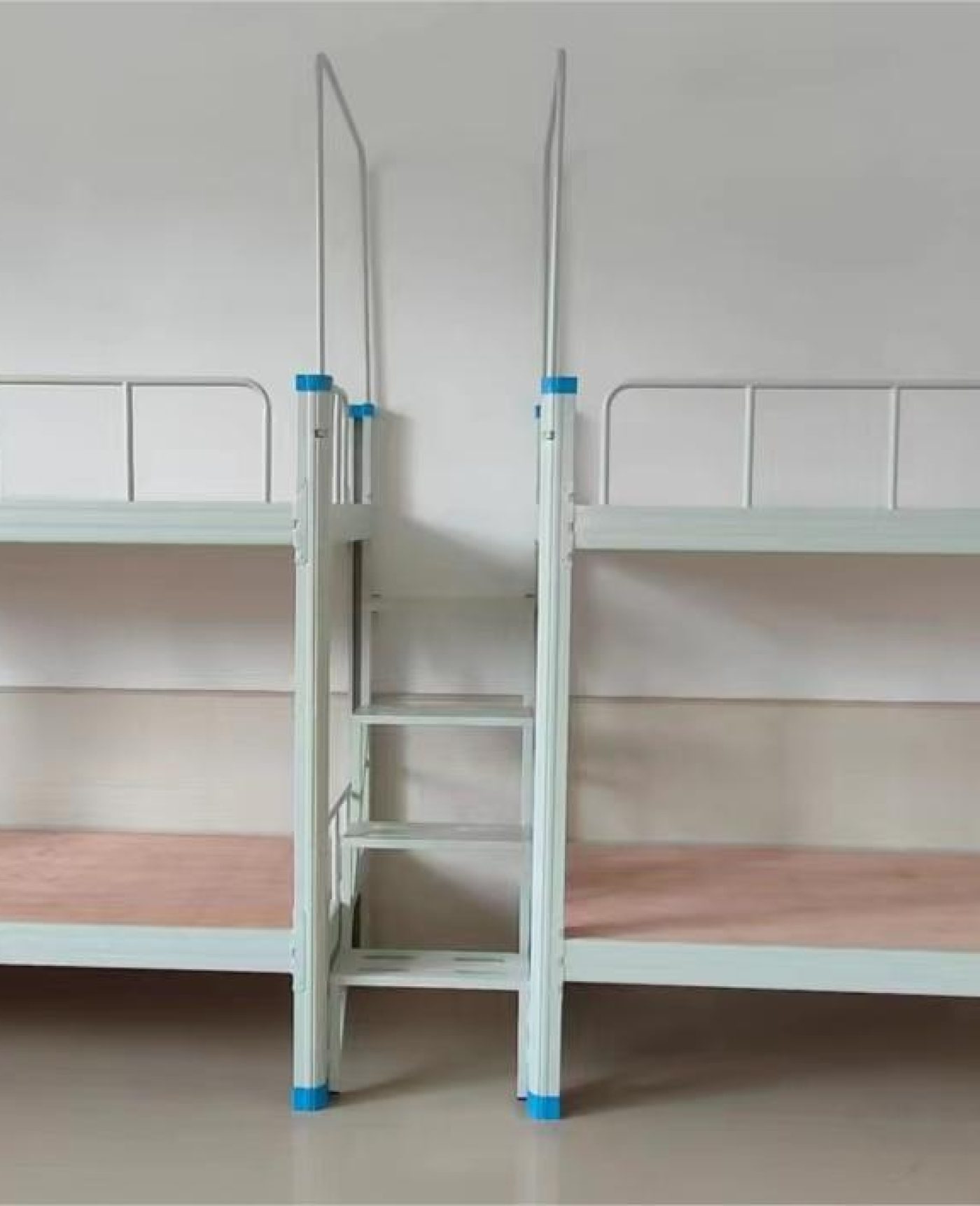 东莞一中学采用了最新款双层床